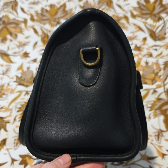 Vintage Coach Madison Black Leather Bag with Gold Zipper - Picture 4 of 11